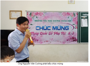 Hiệu trưởng phát biểu chúc mừng