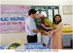 Hiệu trưởng tặng hoa chúc mừng