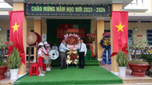 LANH DAO TANG HOA CHUC MUNG